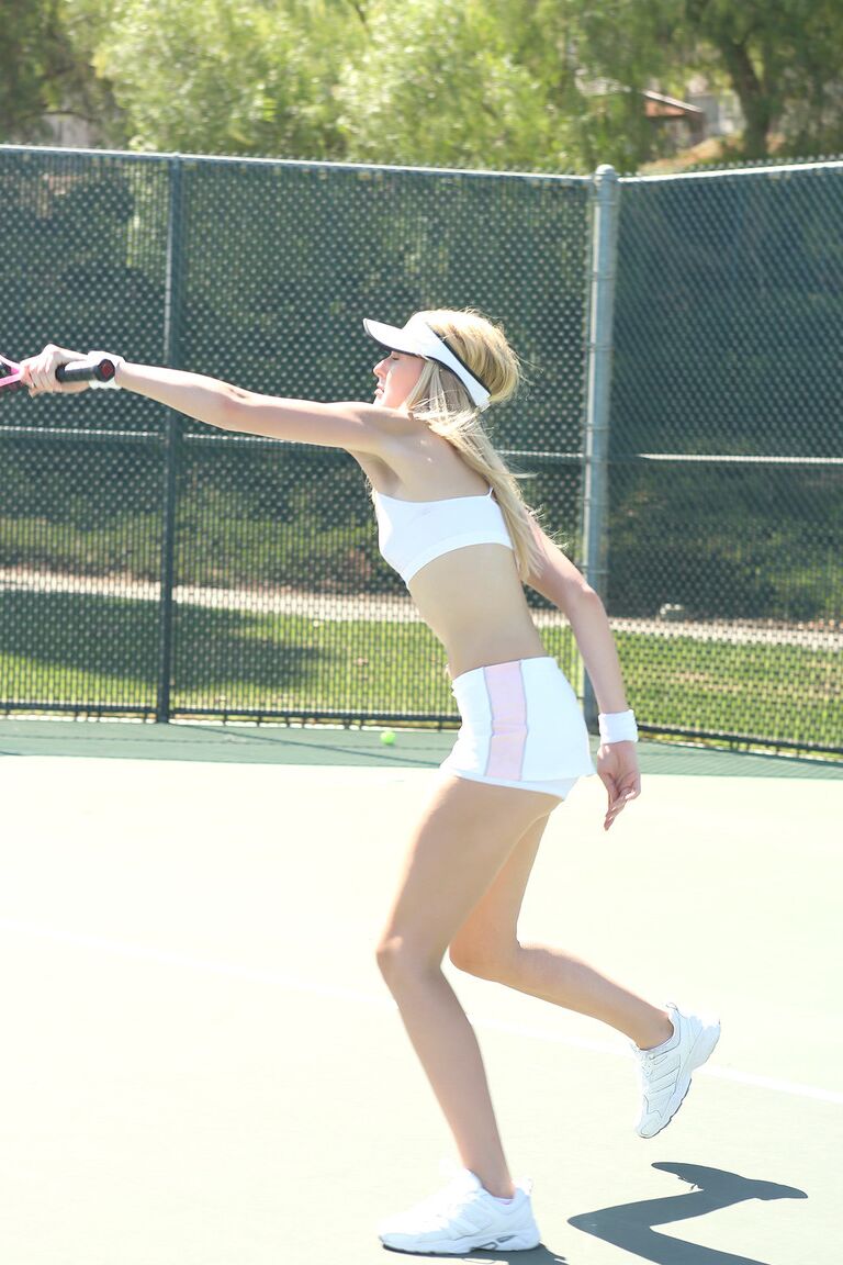 14P La joueuse de tennis sexy Alexa Grace exhibe son petit cul sexy dans une tenue courte et sportive