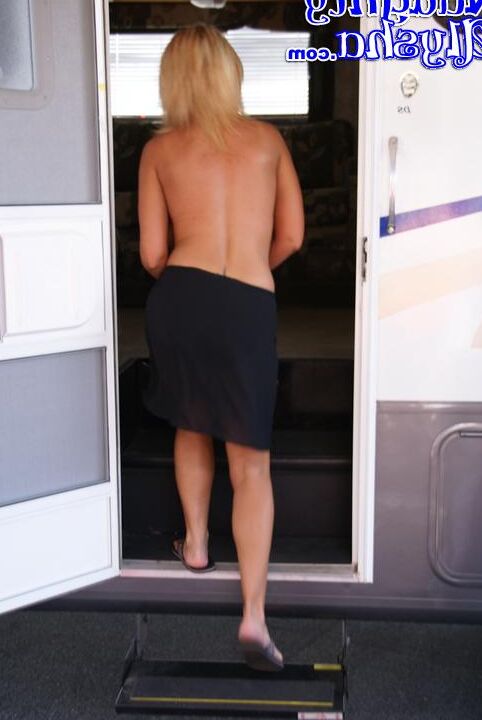 18P Alysha fode grandes consolos em seu motorhome