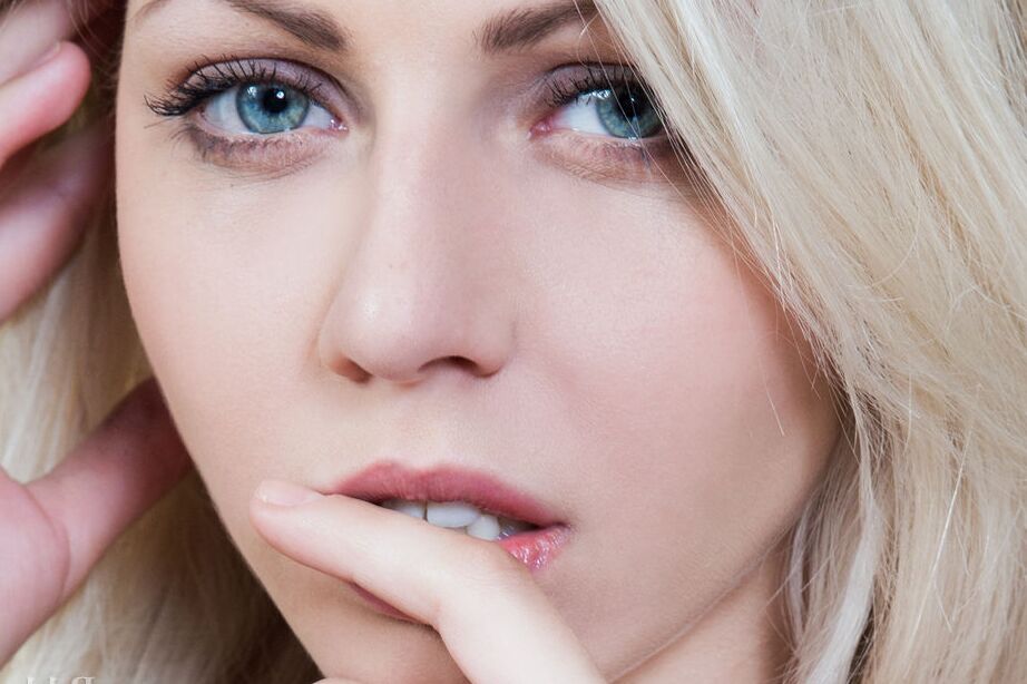 16P Die nackte blonde Teenagerin Lija zeigt ihre Flexibilität, indem sie ihre Beine spreizt