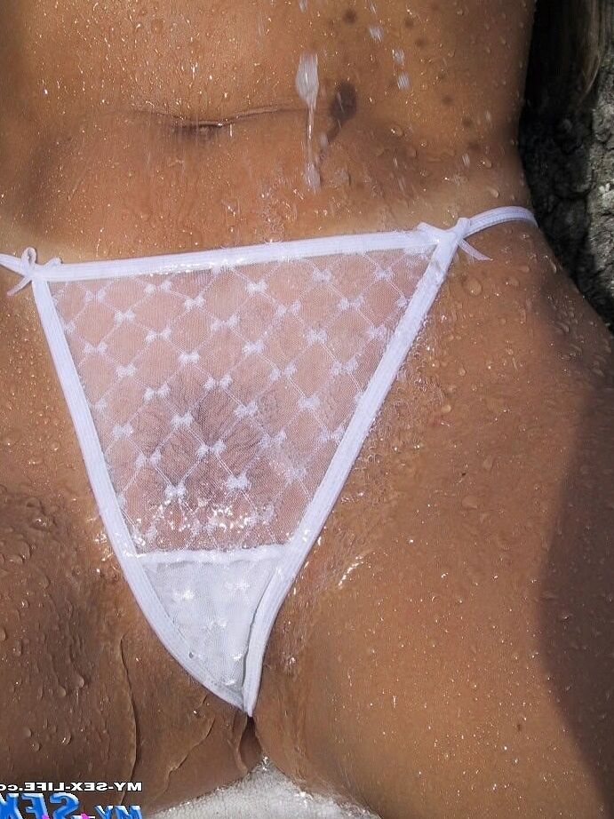 16P Gata amadora com uma bunda grande Lori Anderson exibe seus peitos minúsculos ao ar livre