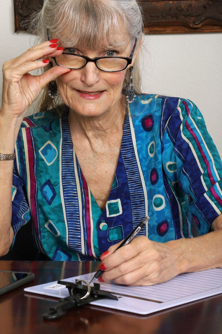 12P La vieille amatrice Linda Jones découvre ses seins flasques alors qu'elle se met nue.