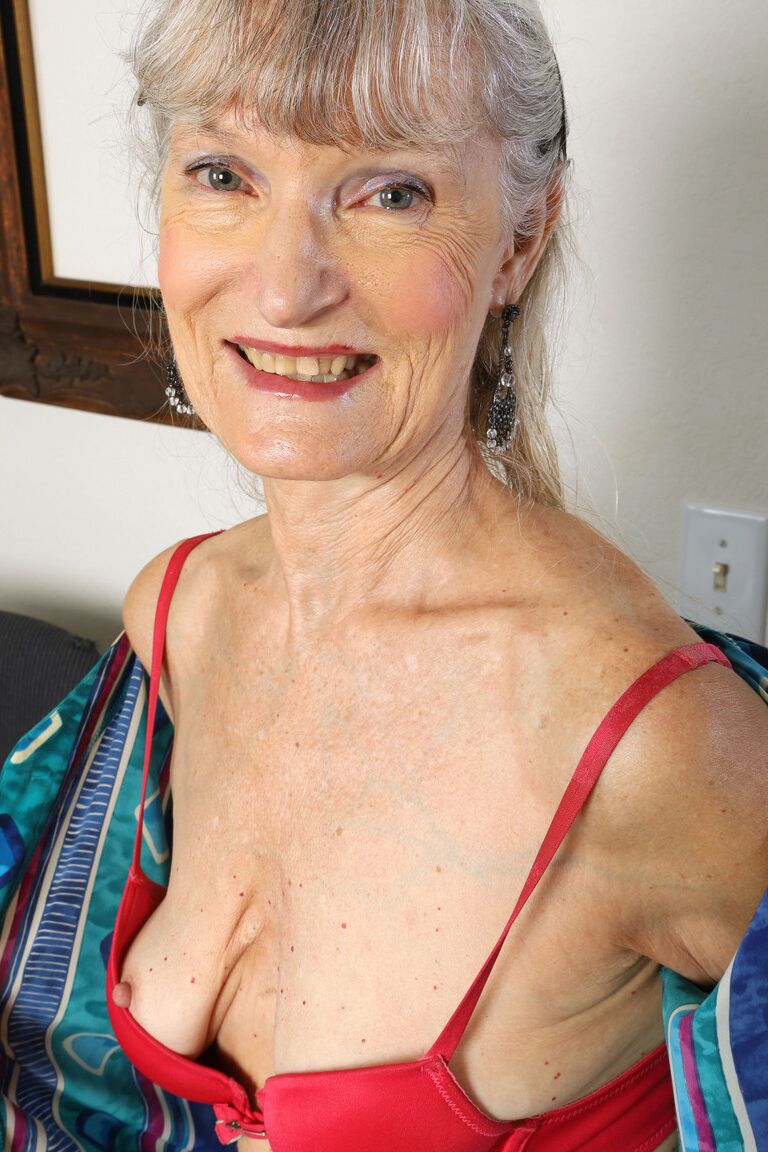 12P La vieille amatrice Linda Jones découvre ses seins flasques alors qu'elle se met nue.