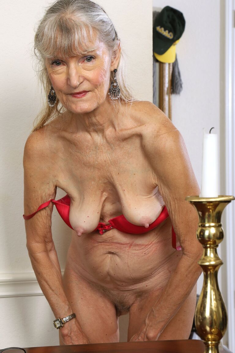 12P La vieille amatrice Linda Jones découvre ses seins flasques alors qu'elle se met nue.
