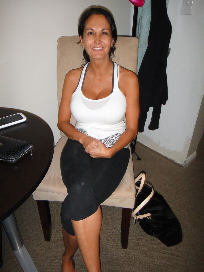 16P La increíble MILF Ava Adams posa sola y muestra sus enormes tetas y su cuerpo caliente