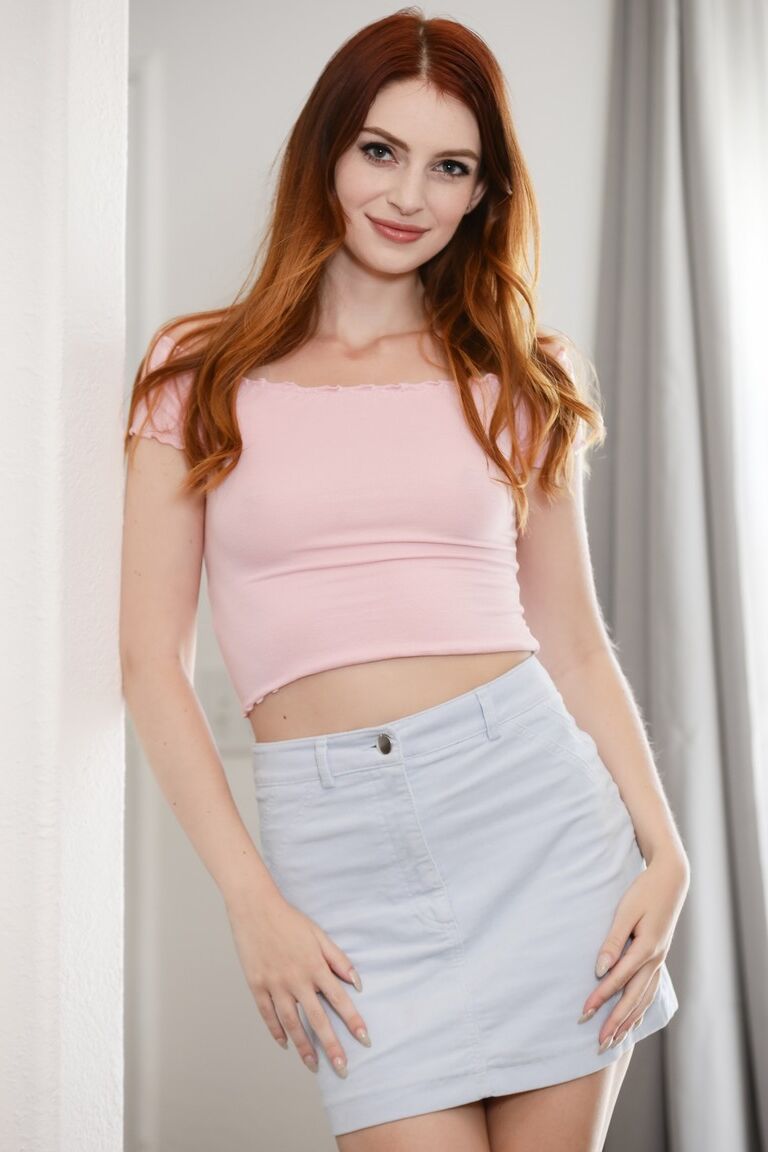 15P A linda ruiva Maya Kendrick fica nua antes do sexo oral e vaginal