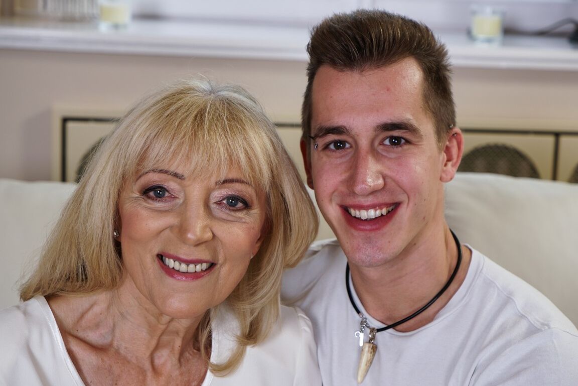 12P La dulce abuela Szuzanne tiene sexo ardiente con un chico de 18 años en el sofá