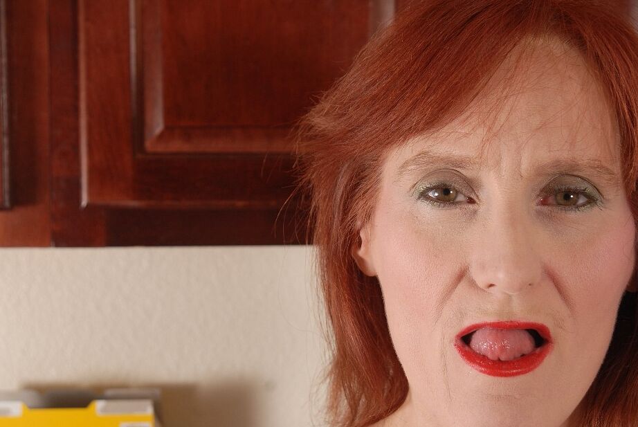 16P A vovó ruiva Debra está deitada nua no chão e se masturbando