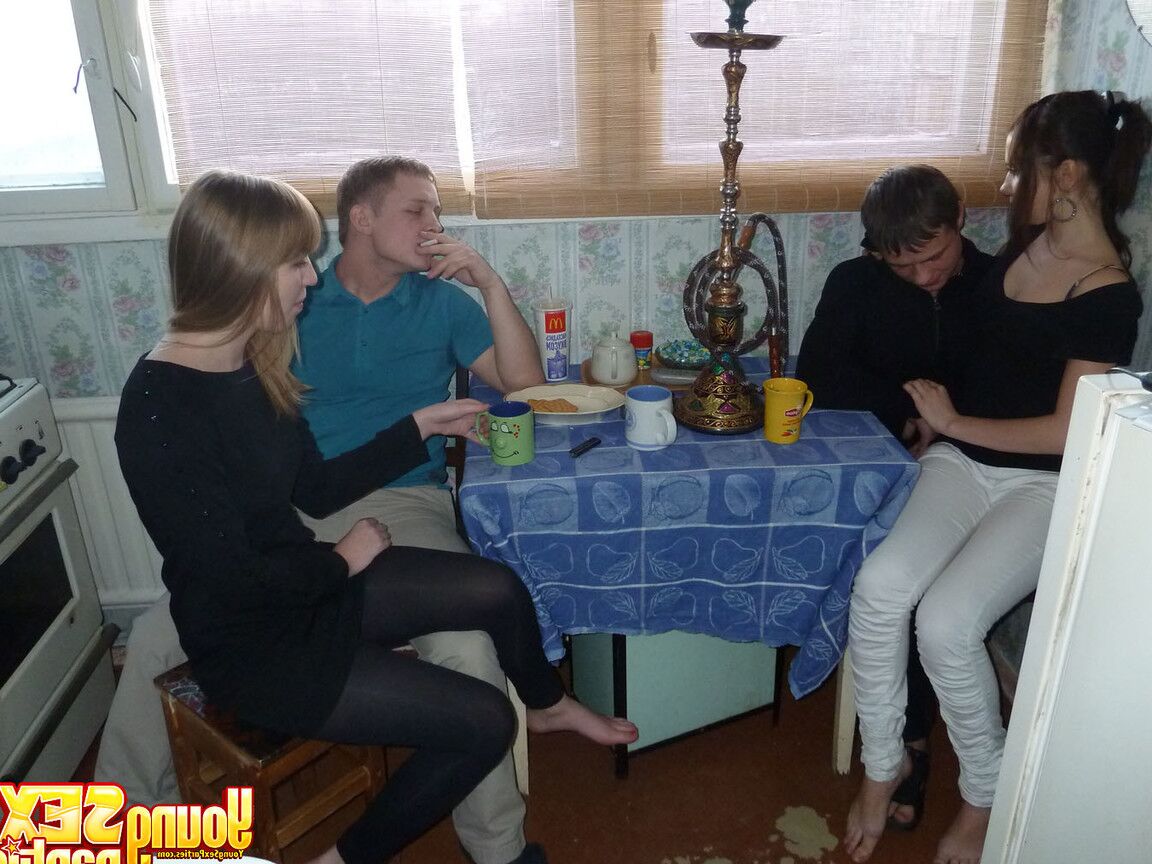 19P Die geilen Teenager Marry Dream und Zhenia tauschen ihre Freunde und genießen einen Vierer