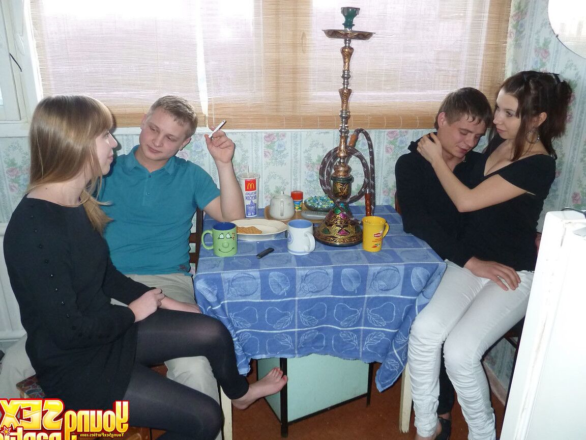 19P Die geilen Teenager Marry Dream und Zhenia tauschen ihre Freunde und genießen einen Vierer