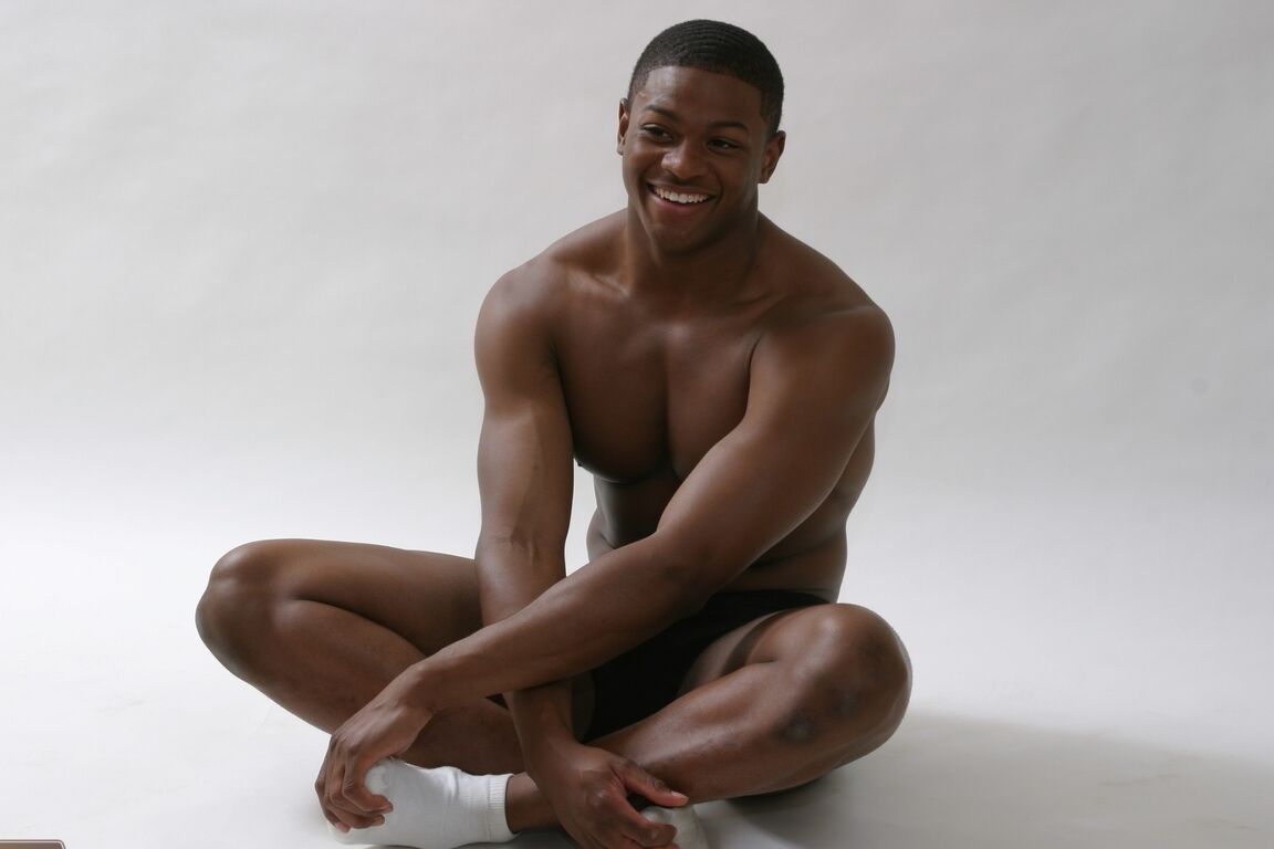 20P El guapo de ébano Ricardo revela su cuerpo sexy y se masturba