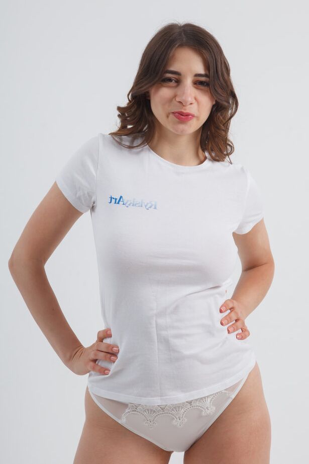 16P A jovem bela Elle Mira expõe seu grande corpo de uma forma sexy