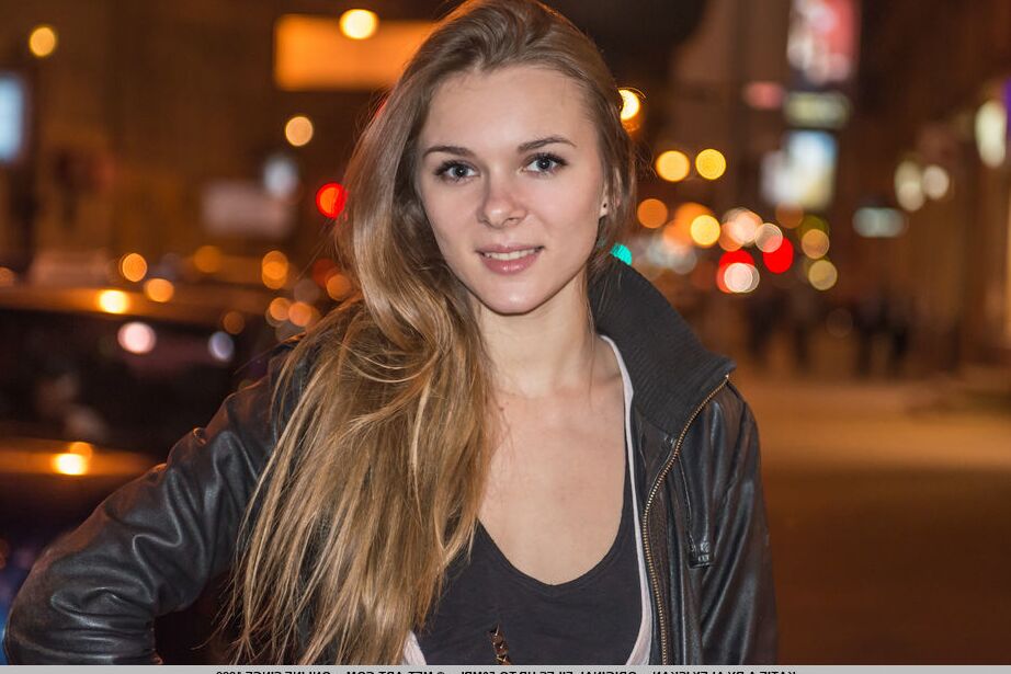 16P La adolescente Katie A se desnuda mientras escucha su música favorita