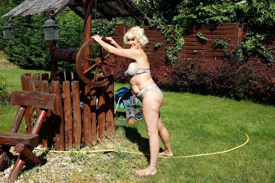 16P Madura rubia se quita el bikini mientras deambula por su propiedad