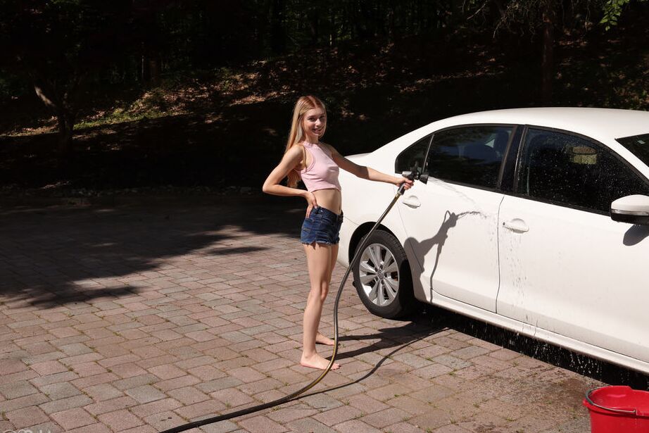 16P La delgada adolescente Jessica Marie se desnuda completamente mientras lava un auto en el camino