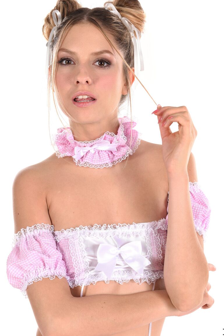 11P A adorável adolescente Rebecca Volpetti enfia um vibrador em seu cu imundo