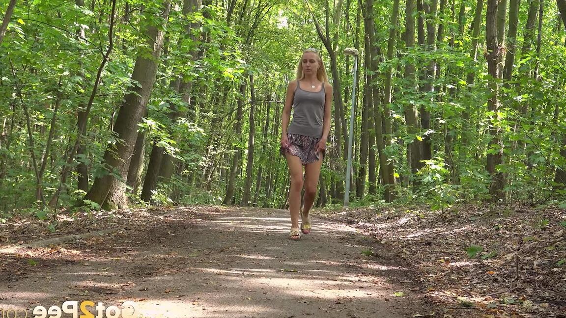 15P La rubia Debora luce un coño afeitado mientras orina en un camino rural