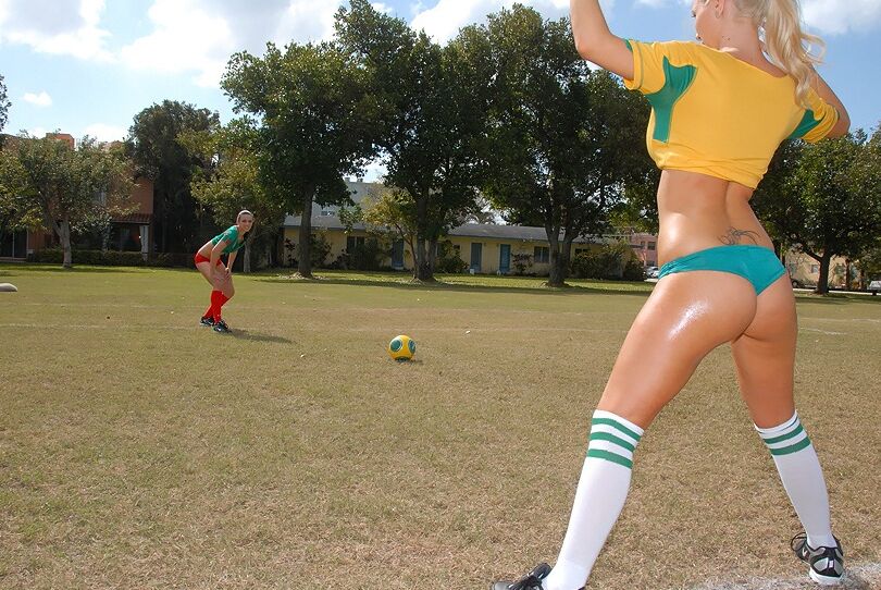 16P Lésbicas excitadas em uniforme esportivo lambendo bocetas umas às outras ao ar livre