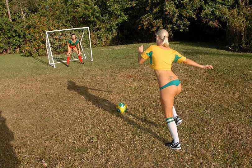 16P Lésbicas excitadas em uniforme esportivo lambendo bocetas umas às outras ao ar livre
