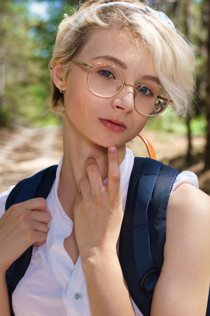 16P La joven Azshara se quita la ropa escolar en un camino de tierra en el bosque