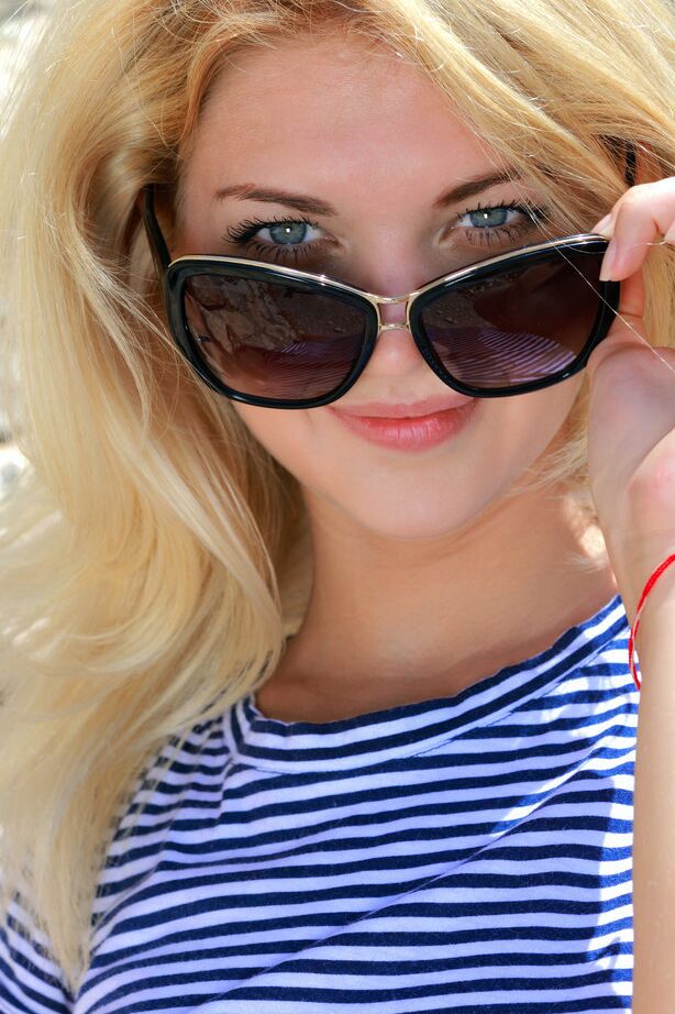 16P La joven rubia Candy A se quita las gafas de sol y la ropa en el bosque