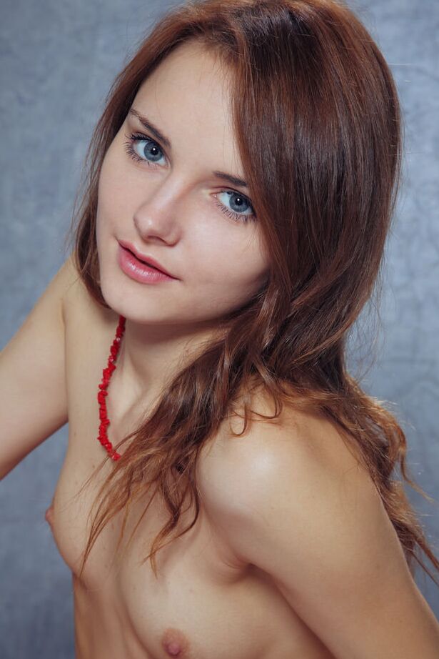 16P Euro glamour adolescente Cathleen A se abre para close de buceta raspada