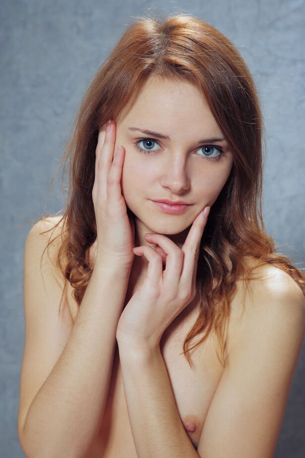 16P Euro glamour adolescente Cathleen A se abre para close de buceta raspada