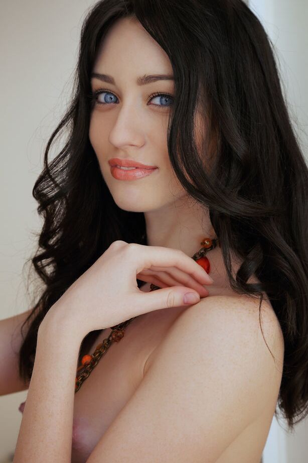 Zsanett Tormay, une européenne de 14P, exhibe sa chatte rasée d'adolescente pour des photos glamour.