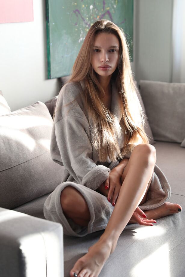 17P A jovem bela Elin tira o roupão e a lingerie para modelar nua sob luz suave