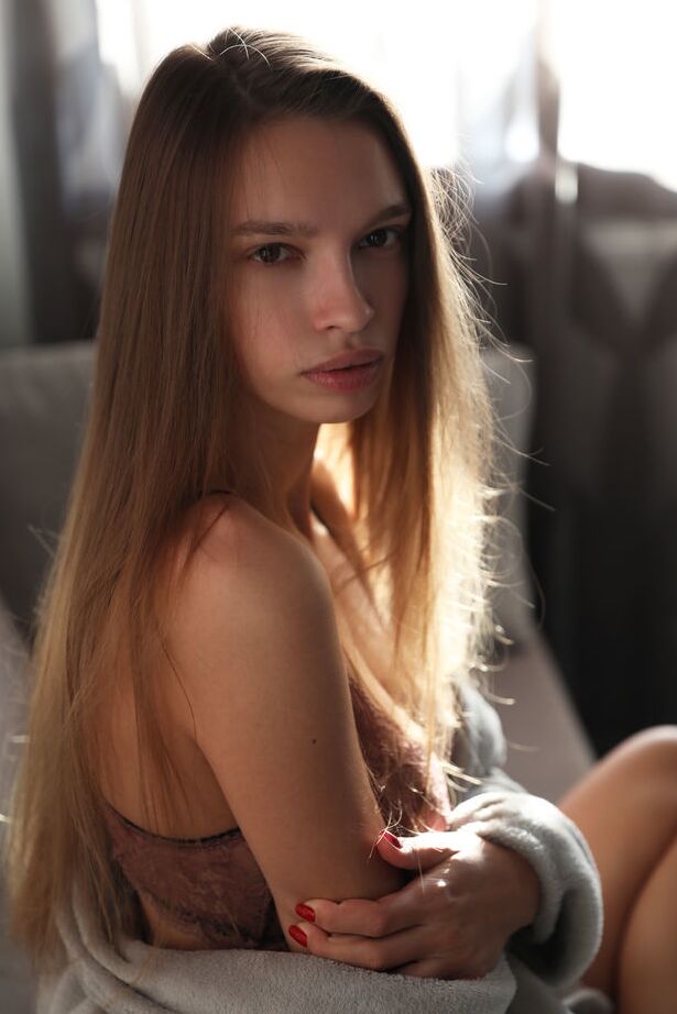 17P A jovem bela Elin tira o roupão e a lingerie para modelar nua sob luz suave