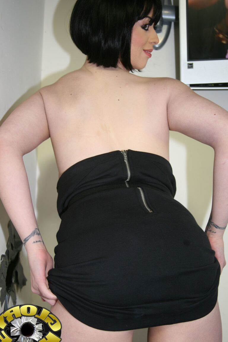 16P Garota sexy de cabelos escuros Larkin Love posando e mostrando sua bunda e peitos grandes
