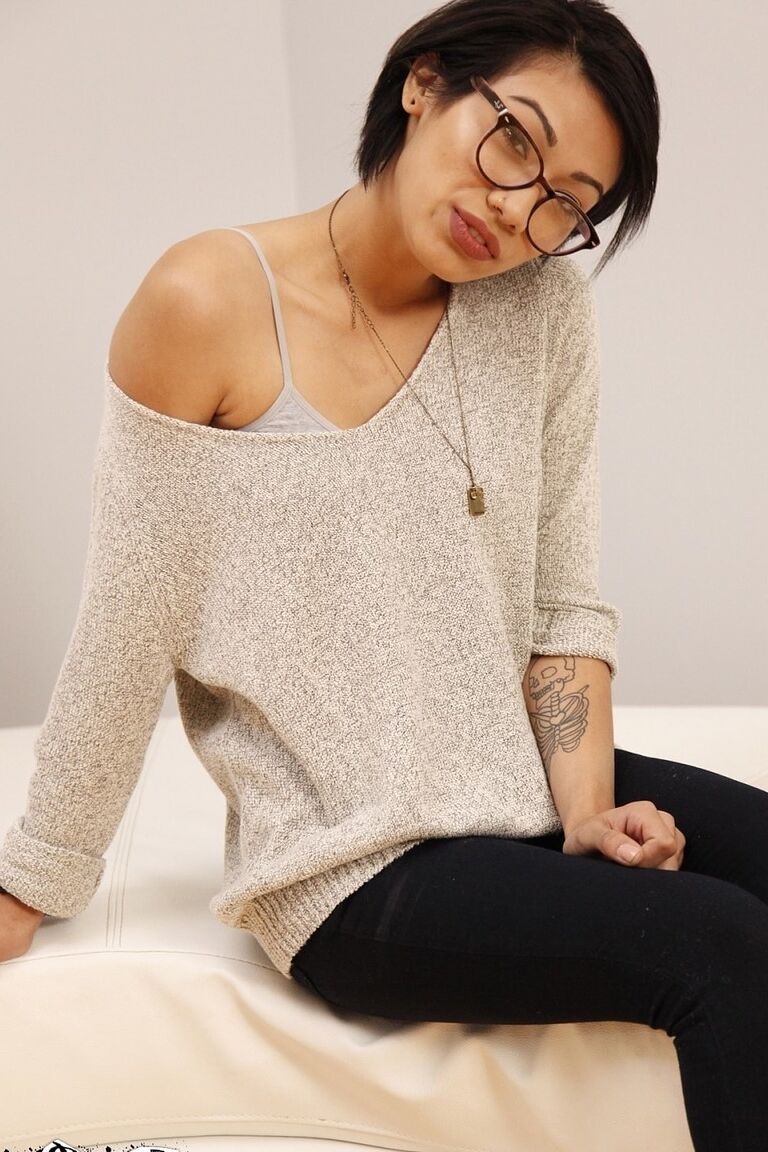 17P Hipster Latina chick Aubrey Luna	poses solo on the bed and shows ass & cunt