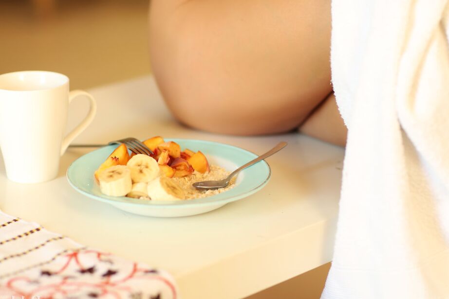 16P La joven morena Gia Ren hace fantásticas poses desnuda mientras desayuna