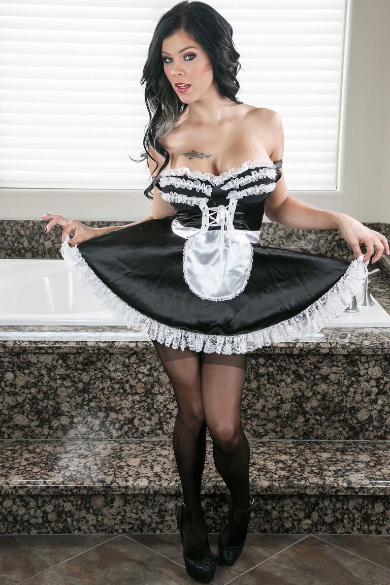 17P A empregada peituda Peta Jensen tira o uniforme sexy e posa na banheira