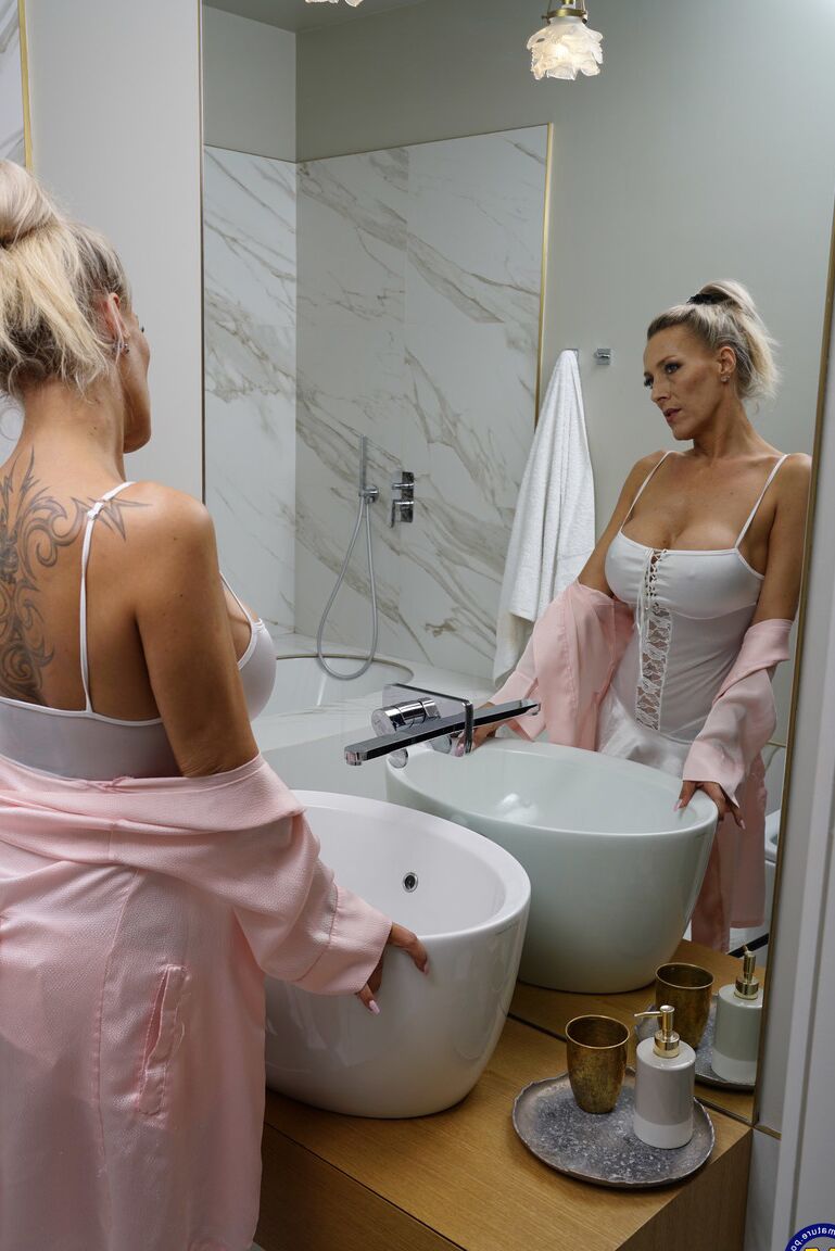 12P Big titted alemã MILF Lana Vegas toma um banho quente