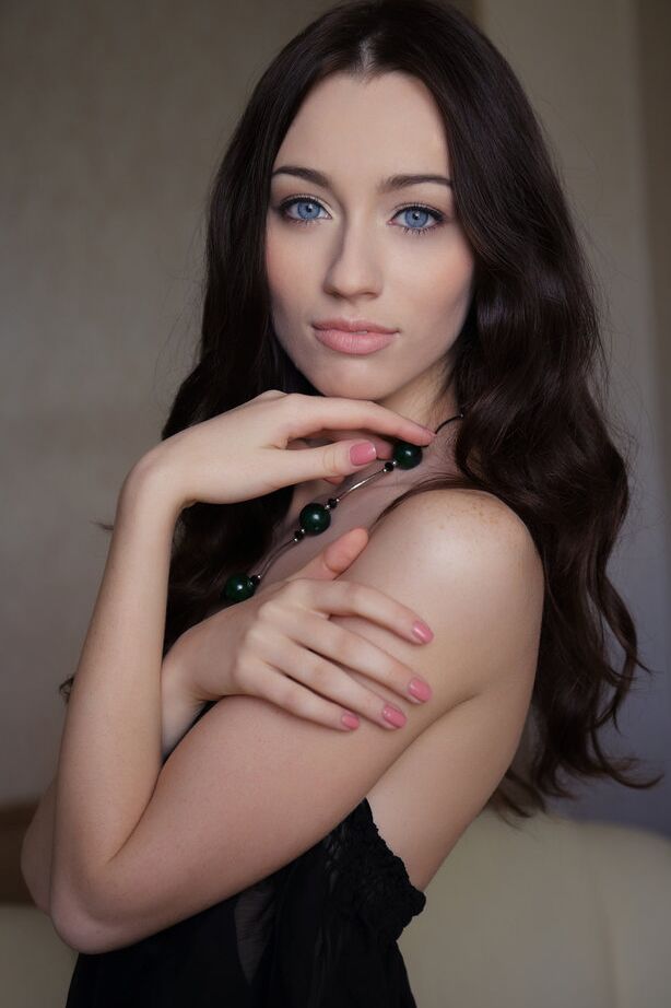 18P Гламурная девушка Zsanett Tormay теряет сексуальную киску из-под прозрачного нижнего белья