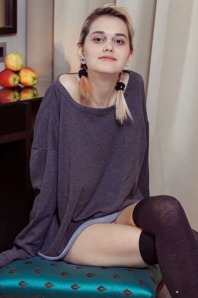 16P La sale teen blonde Vilett mange une pomme nue avant d'enlever ses bas