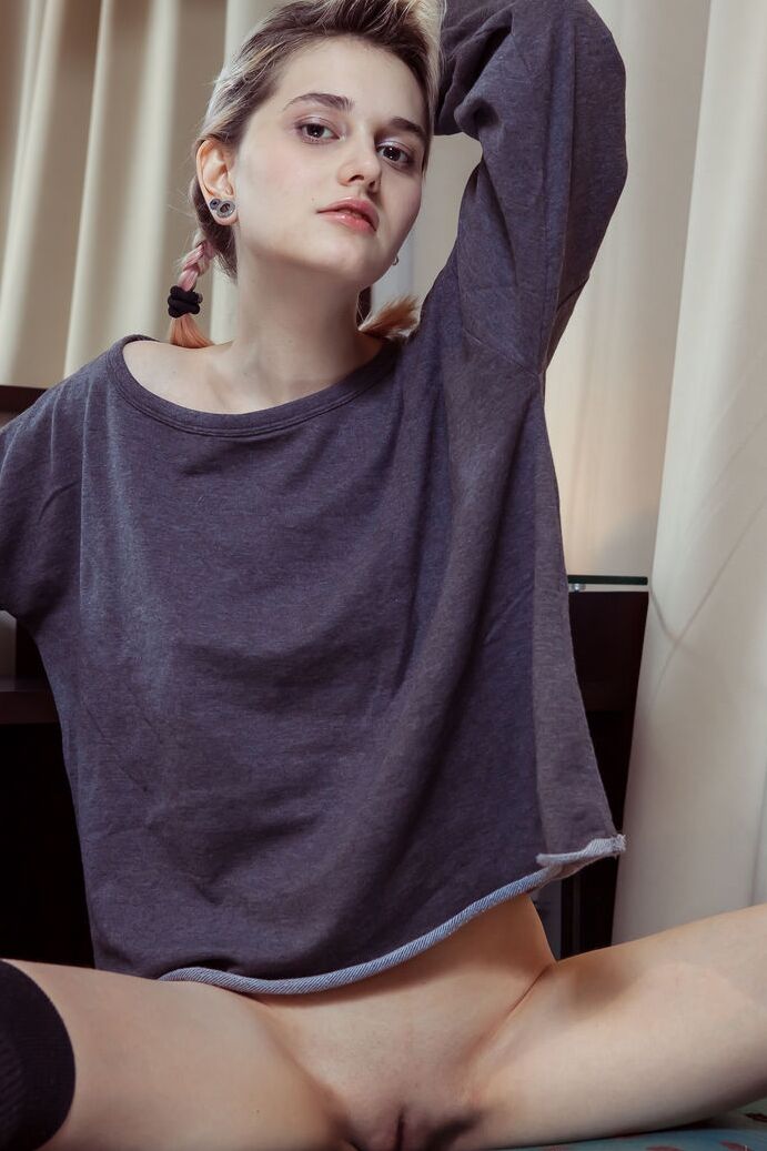 16P La sale teen blonde Vilett mange une pomme nue avant d'enlever ses bas