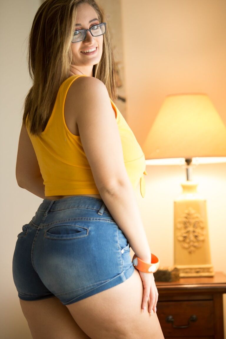 17P La joven gordita de grandes tetas Britt James con gafas hace un striptease