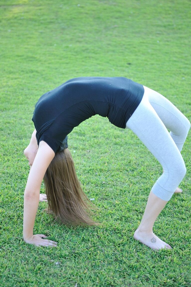 15P Adolescente nerd se quita los pantalones de yoga para exponer su culo apretado y su coño calvo
