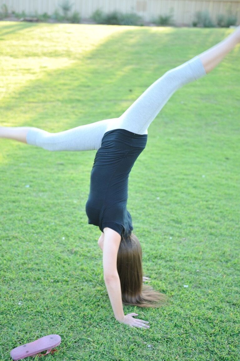 15P Adolescente nerd se quita los pantalones de yoga para exponer su culo apretado y su coño calvo