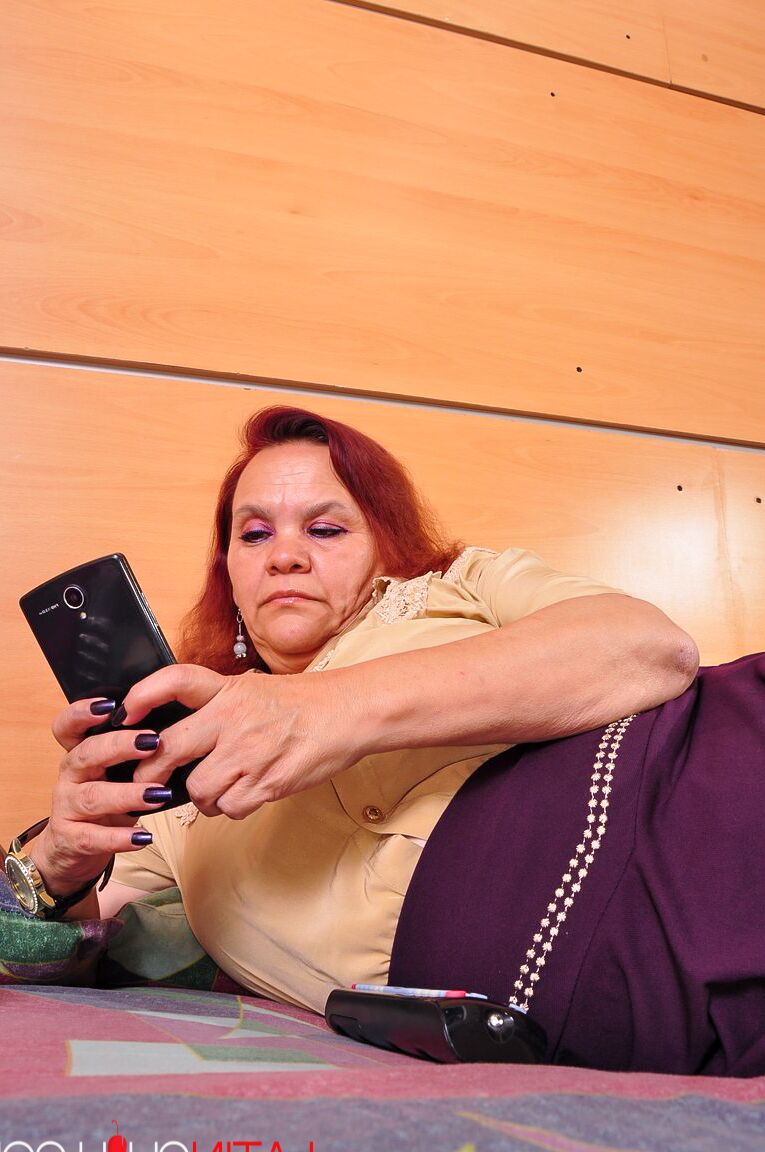21P La abuela cachonda y curvilínea Brenda se desnuda y juega con su coño calvo