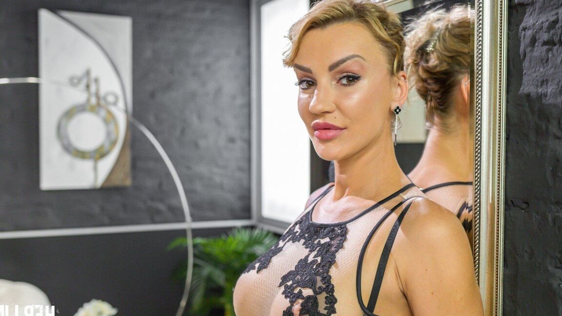 14P La MILF russe sexy Elen Million gorge une BBC et la prend dans son trou du cul