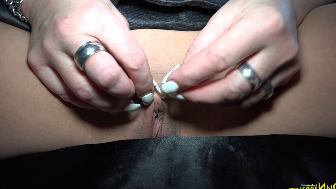 16P Vovó com piercing masturba sua buceta