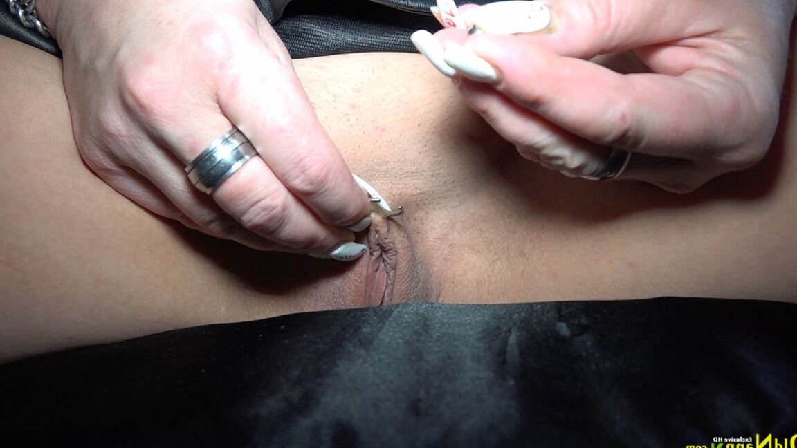 16P Vovó com piercing masturba sua buceta