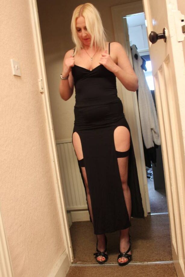 16P Rubia británica amateur Tracey Lain juega con su coño antes de chupar una polla