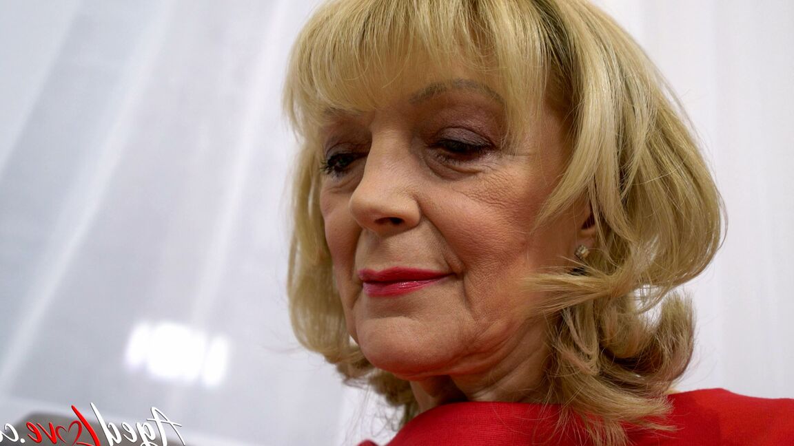 21P Blonde Oma Sofia bekommt einen Cumshot in den Mund, nachdem sie einen jungen Schwanz geritten hat