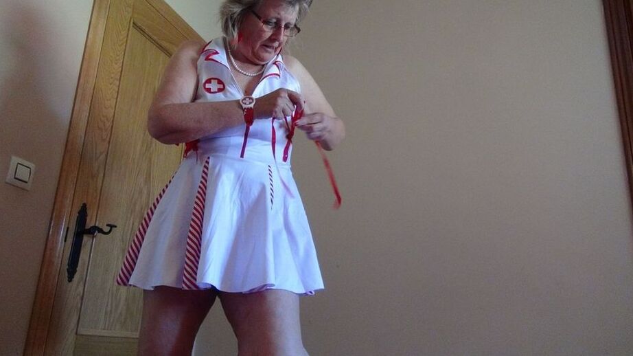 20P Old lady Abby Roberts frees sagging tits from nurse outfit before dildo riding
