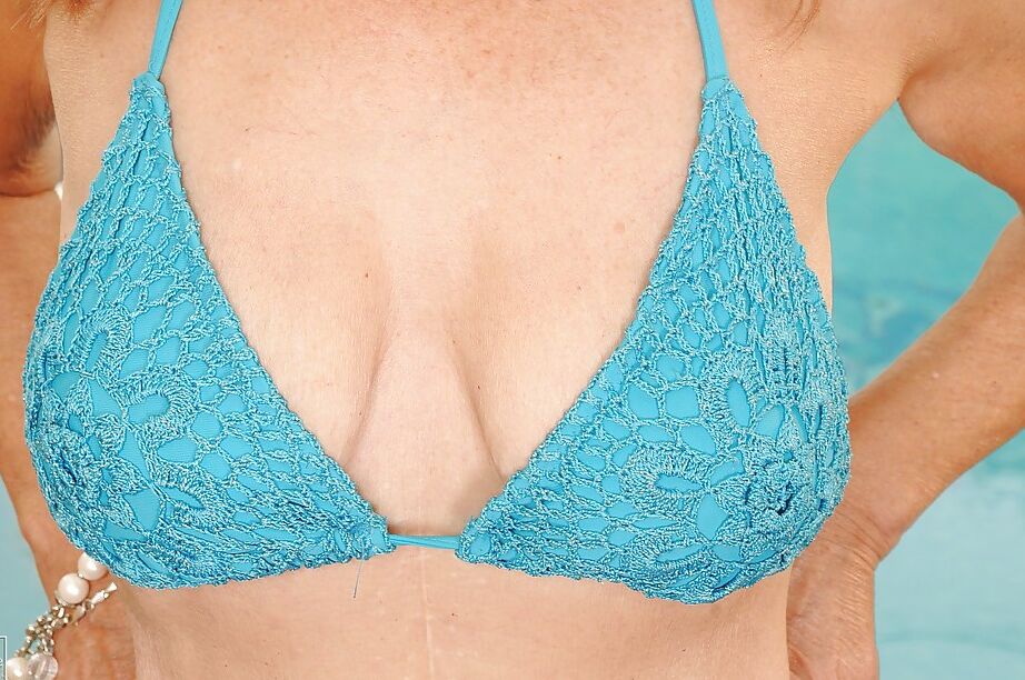 15P Madura se desnuda junto a la piscina al aire libre para mostrar su cuerpo
