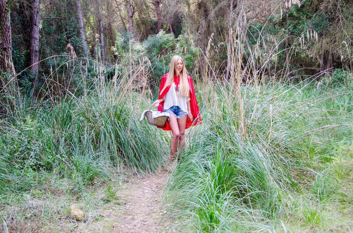 19P Blonde Chaperon Rouge Lexi Lowe dévoile ses gros seins naturels pour le méchant loup