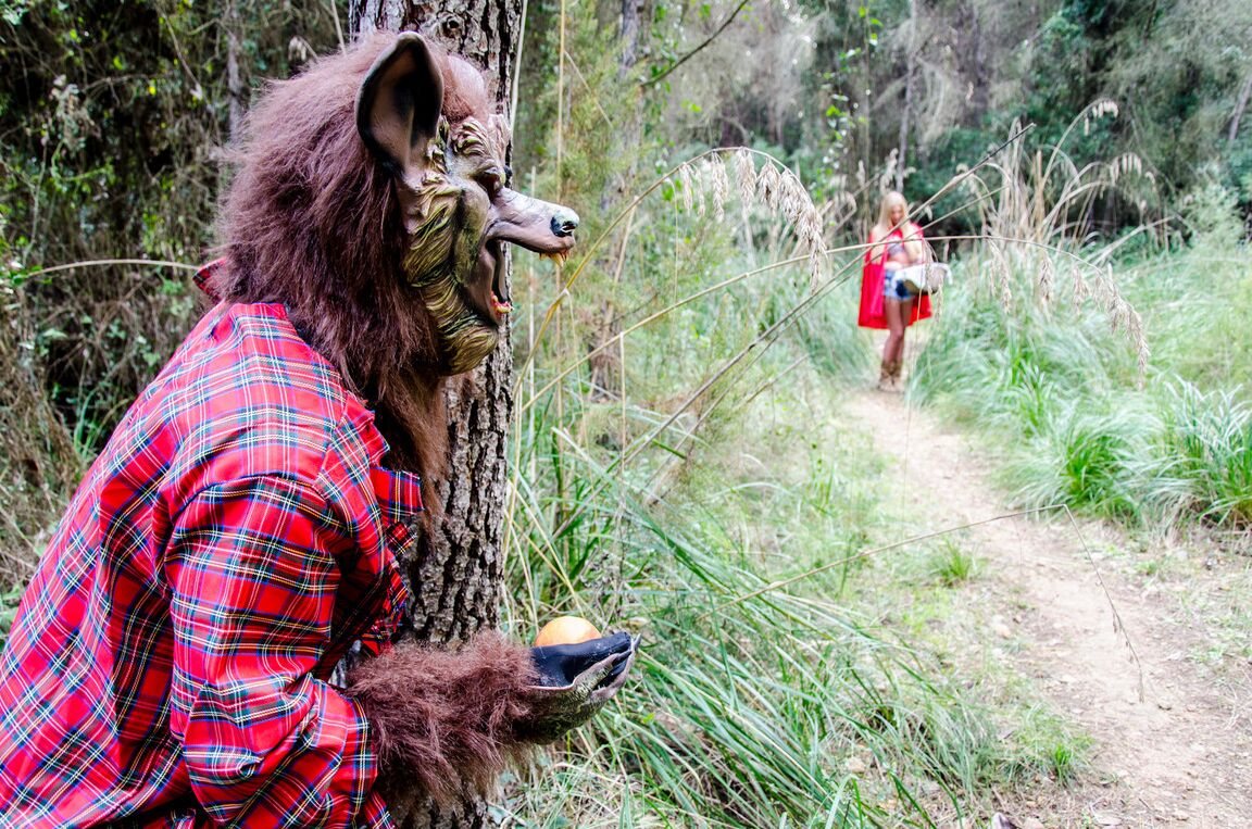 19P Blonde Chaperon Rouge Lexi Lowe dévoile ses gros seins naturels pour le méchant loup